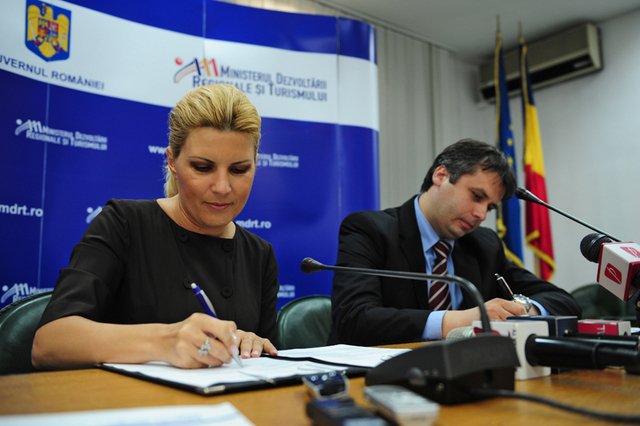 Elena Udrea vrea sa-i duca pe bucuresteni cu autobuze RATB sa faca turism in Ilfov si Giurgiu