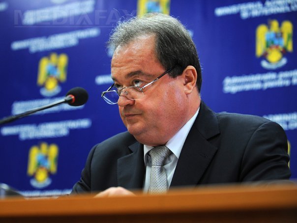 Blaga concediaza peste 1.800 de angajati din minister si prefecturi, urmeaza politia si jandarmeria