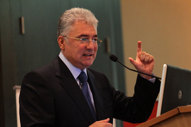 Ministrul Adriean Videanu sustine ca ar putea trai cu un salariu de profesor