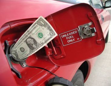 Benzina te arde la buzunar? Top metode să reduci consumul de carburant