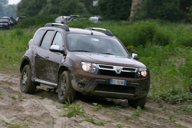 Ca sa nu astepte 6 luni, nemtii platesc si 20.000 de euro pentru un Dacia Duster second-hand