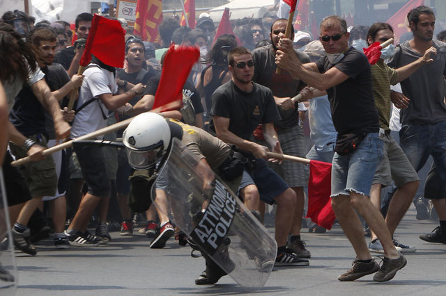 Teroriștii vor să transforme Grecia în „zonă de război”. 250.000 de români își petrec anual aici concediul