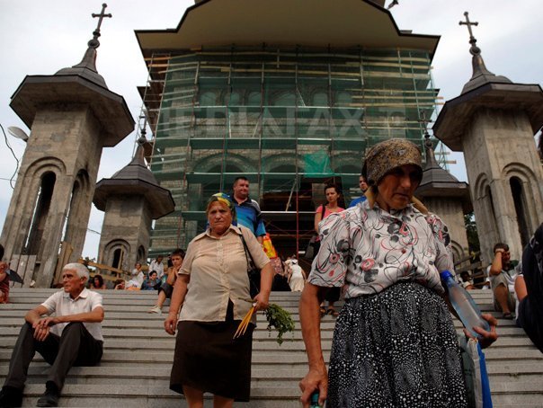 Cluj: Peste 60.000 de pelerini asista, de Sfanta Maria, la slujba de la Manastirea Nicula