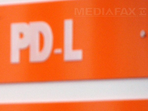 Zece senatori PDL, asteptati sa demisioneze si sa formeze un nou grup independent