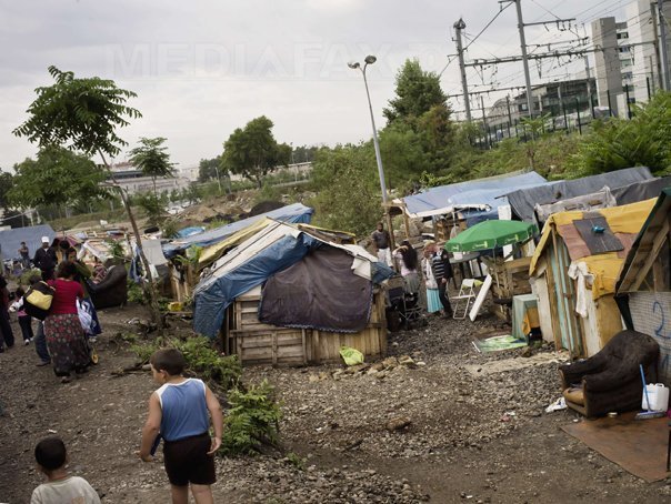 Doi comisari europeni monitorizeaza situatia romilor romani expulzati din Franta