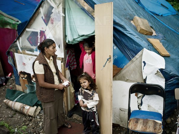 Adoptarea unei linii dure fata de imigranti devine o tendinta comuna in tarile bogate