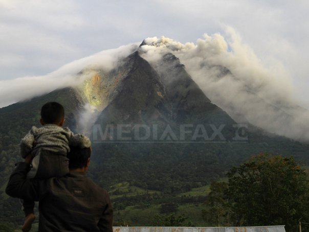 Cel putin 12.000 de persoane evacuate in urma eruptiei vulcanului Sinabung din Sumatra