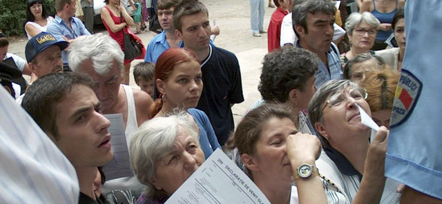 Scandalos: Guvernul pune 500.000 de romani la coada in fiecare luna sa dea bani