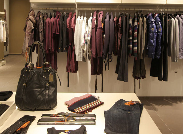 Magazinele de fashion mizeaza pe apetitul romanilor pentru moda chiar si pe criza. Toamna aduce Bershka, H&M si Armani