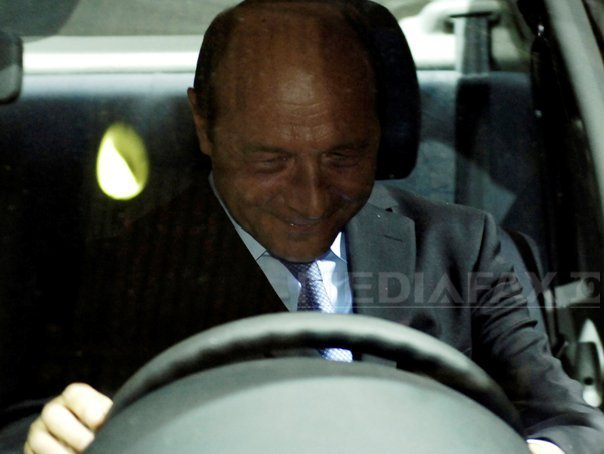 Basescu a trecut cu Logan-ul pe langa Guvern; la semafor a fumat si a vorbit la telefon
