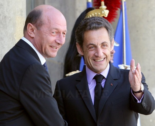 Basescu si Sarkozy au hotarat sa lucreze pe subiectul romilor intr-o viitoare intalnire, la Paris