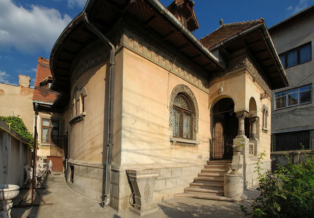 Agentii imobiliari se reorienteaza spre casele de lux, singurele care nu se cumpara pe credit