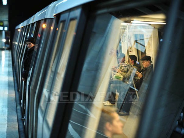 Incident la metrou. Dintr-un vagon al unei garnituri iesea fum