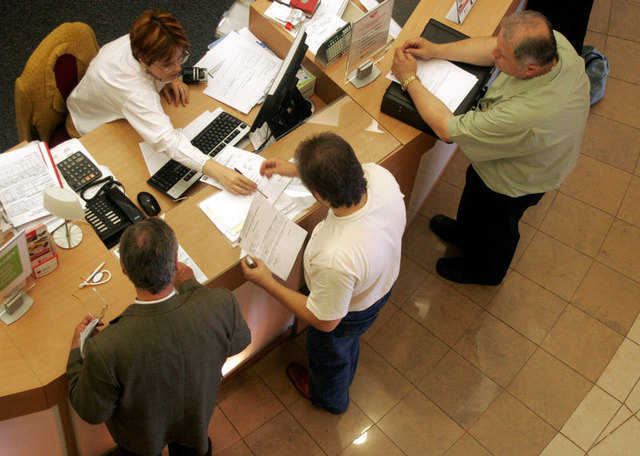 Primariile au blocat zeci de mii de conturi ale romanilor care nu si-au platit taxele locale