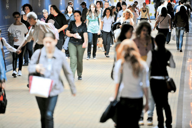 Ce i-ar putea astepta pe romani in 2011: de la caderea leului la taxe mai mari