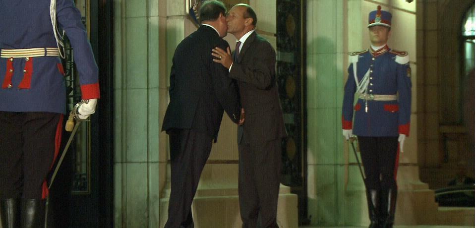 Basescu l-a sarutat pe obraji pe “decapitatul” Blaga inainte de a parasi MAI