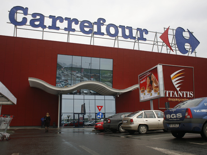 Tavanul unui hipermarket din Bucuresti s-a prabusit. Mai multe ambulante sunt la fata locului