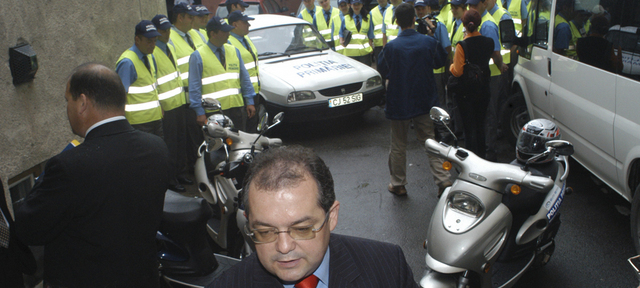 Grabit sa calce pe urmele lui Basescu, Boc a trecut pe rosu, fara sa-i fie deschis drumul de Politie. A incalcat legea?