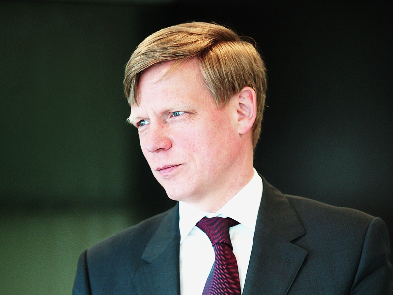 Steven van Groningen, Raiffeisen Bank Romania. Dintre toti strainii care conduc banci in Romania, olandezul este cel care a petrecut cel mai mult timp in Romania, incepand inca din anii ‘80, cand s-a casatorit cu canotoarea si campioana olimpica Valeria Racila.