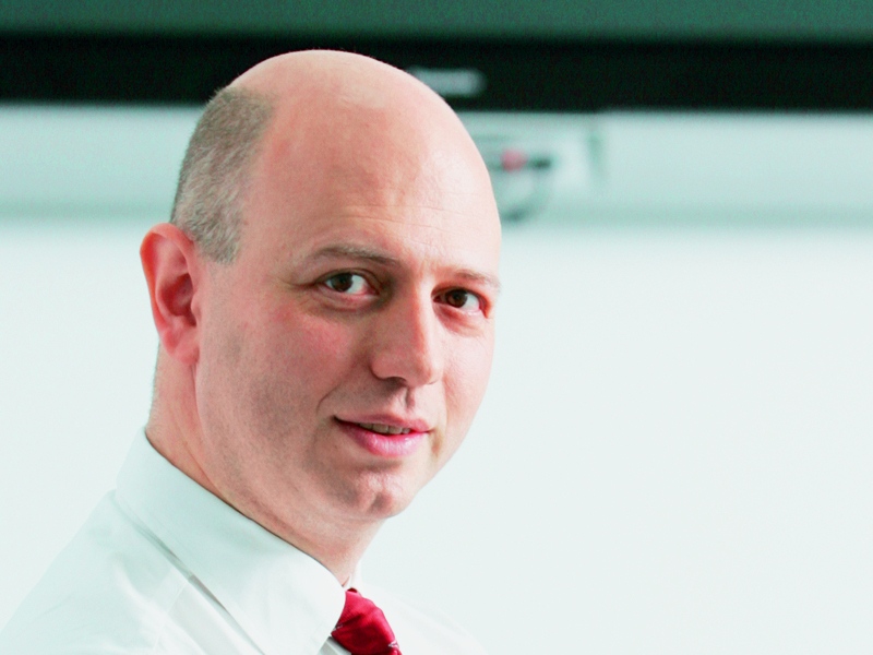 Radu Georgescu, Gecad. Radu Georgescu este unul dintre dintre cei mai cunoscuti antreprenori IT din Romania, nu doar pentru businessul pe care l-a construit, ci si pentru ca a batut palma cu Bill Gates.