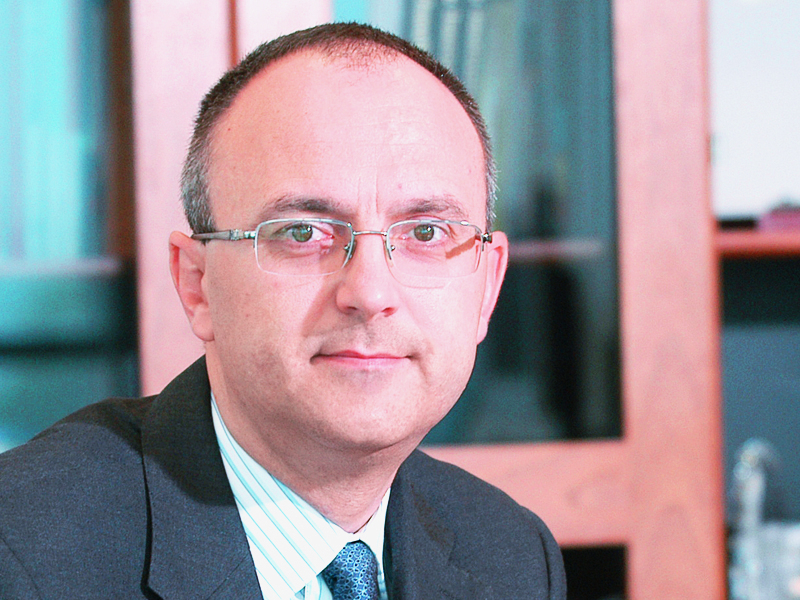 Rasvan Radu, Unicredit Tiriac Bank. Unul dintre cei mai deschisi si placuti bancheri de top, Rasvan Radu este printre putinii romani aflati la conducerea unei banci cu capital strain in Romania si, nu in ultimul rand, cel mai tanar dintre ei.