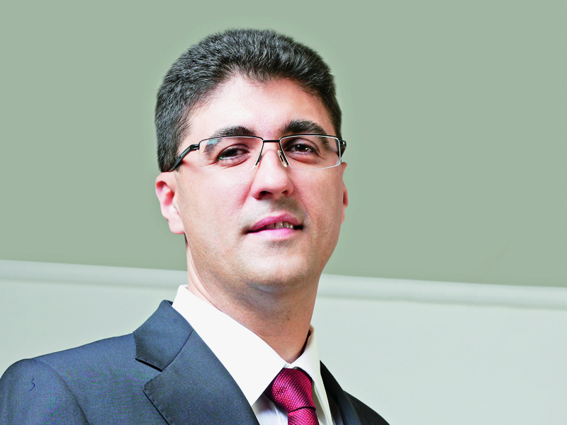 Calin Dragan, Coca-Cola. De formatie inginer, absolvent al Universitatii Politehnice din Timisoara (1992), si-a construit intreaga cariera de pana acum la CCHBC.