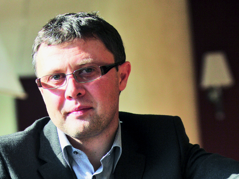 Dan Ostahie, Altex. A intrat in afacerea de retail de produse electronice, electrocasnice si IT in 1991, pornind cu televizoare second-hand importate. De atunci, traiectoria urmata de Altex a fost numai in sus, atat in ce priveste gama de produse si numarul de magazine Altex si, ulterior, Media Galaxy (ajuns cu doar cativa ani in urma la un total de aproape 130), cat si incasarile, care au atins in 2008 un varf de 344 de milioane de euro.