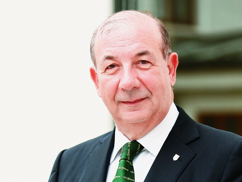 Radu Ghetea, CEC Bank. Absolvent de Matematica, Radu Ghetea a lucrat mai intai in centrul de calcul al BRCE (fosta Bancorex) din 1972, apoi a coordonat contabilitatea bancii, calitate in care a vazut de aproape ce insemnau legendarii „bani ai lui Ceausescu“ - 1,6 miliarde de dolari rezultati din export, la care nu avea acces nimeni decat cu acordul dictatorului. A fost director general al bancii din 1987. În 1994 s-a mutat la Alpha Bank, pe atunci Banca Bucuresti, ca prim-vicepresedinte si membru al Consiliului de Administratie. În 2007 a ocupat functia de presedinte al Alpha Bank, pentru ca din 2007 incoace sa detina presedintia CEC.