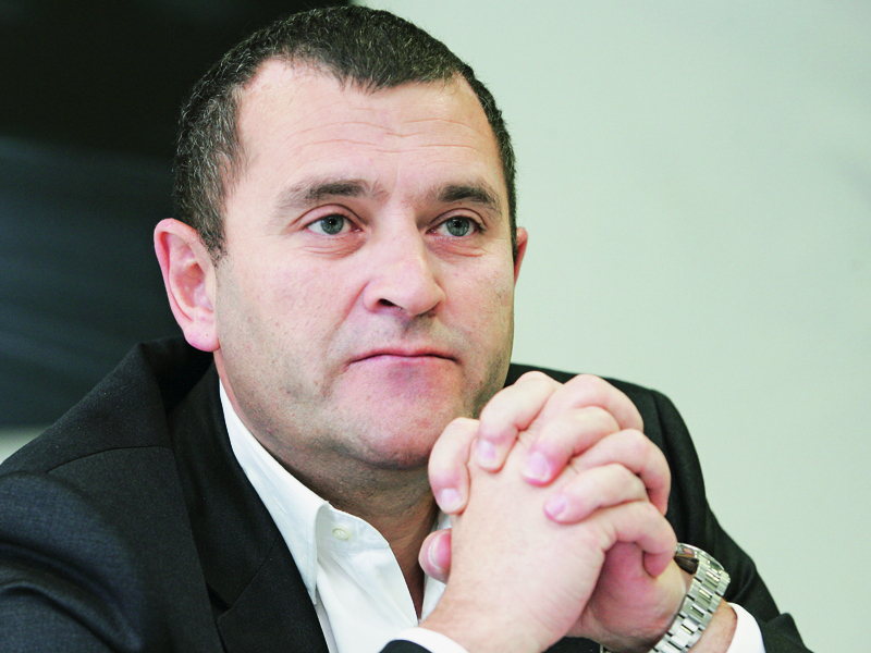 Michael Schmidt (Automobile Bavaria) a fost printre primii oameni de afaceri români care au pariat pe dezvoltarea pieței auto locale. Mai ales a pieței de mașini de lux, pentru că miza lui Schmidt a fost BMW.