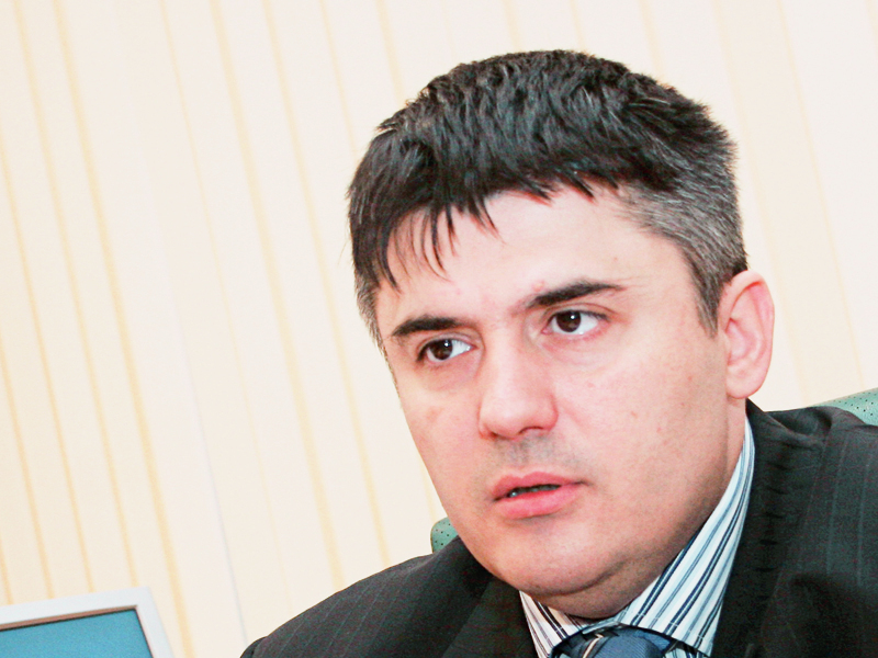 Siminel Andrei, seful operațiunilor din România ale grupului de fonduri de investiții NCH Advisors, este cunoscut drept un capitalist veritabil, cu o atitudine bătăioasă în afaceri, atitudine care i-a adus destule succese.