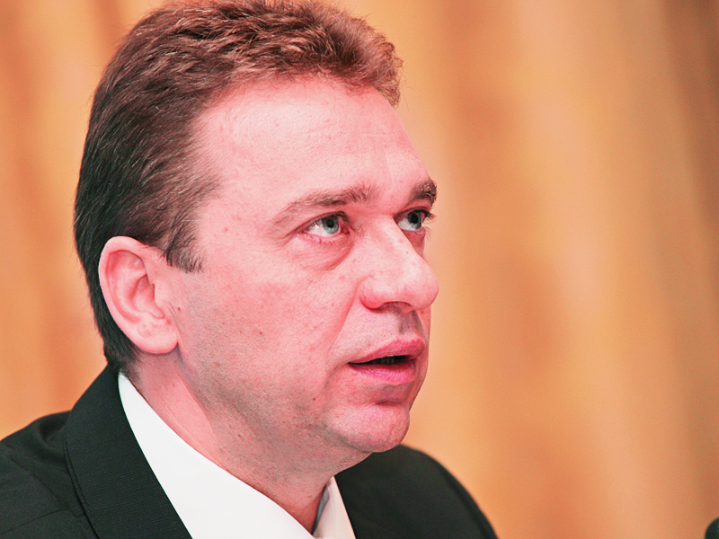 Din 1997, Alexandru Oprea conduce RCS&RDS, unul dintre principalii operatori de televiziune, internet, telefonie fixă și, de câțiva ani încoace, și telefonie mobilă din România.