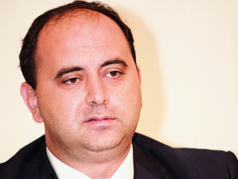 Gabriel Comănescu, UPETROM-1 MAI. Comănescu este unul din puținii oameni de afaceri români care și-a desprins semnificativ afacerile de piața din România.