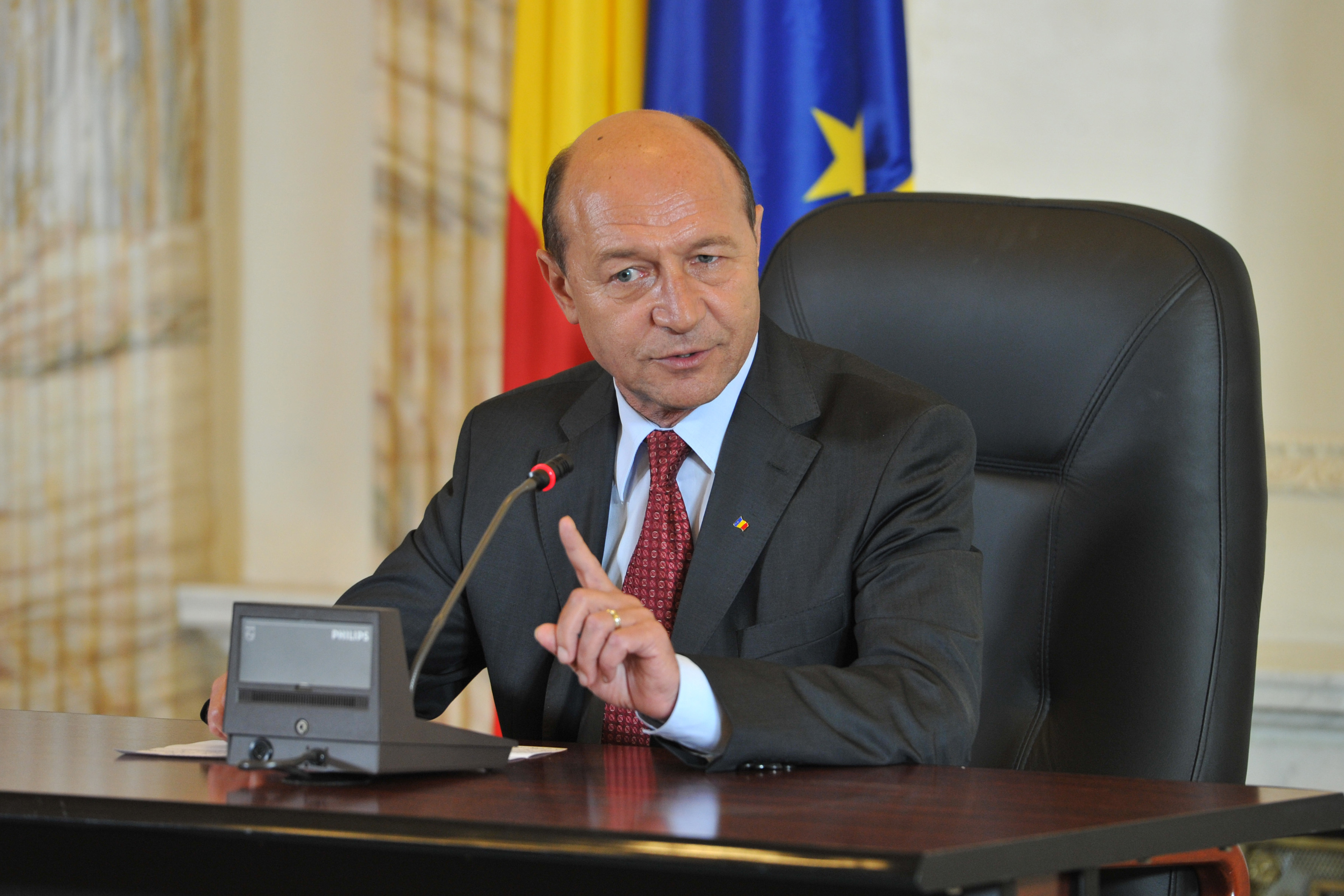 Basescu: Nu este permis ca bancile sa impinga toata nesabuinta lor "in spinarea celor care au credite"