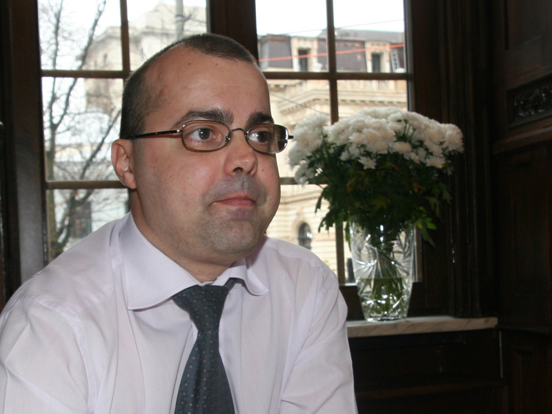 ADRIAN BULBOACA, MANAGING ASSOCIATE LA LINKLATERS MICULITI, MIHAI SI ASOCIATII: „TAXIMETRISTII SI FIRMELE DE CATERING AU FACUT BANI BUNI DE PE URMA CELOR  CARE S-AU OCUPAT DE DOSARUL PETROM“. Avocatul a facut parte din echipa care a asistat statul roman in tranzactia de vanzare (de 1,5 miliarde de euro a Petrom) catre austriecii de la OMV. Noptile lungi de munca, negocierile interminabile si discutiile prelungite intre parti l-au determinat in urma cu cinci ani pe Bulboaca sa identifice si alte categorii profesionale care au fost implicate, indirect, in aceasta tranzactie.
