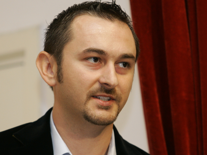 ALEXANDRU COSTIN, CEO ADOBE ROMANIA: „IN 10 ANI, TOATA LUMEA VA FI PE INTERNET. INTREAGA NOASTRA VIATA VA FI SALVATA PE INTERNET“. In anul 2000, reactiile oamenilor referitoare la dezvoltarea internetului erau destul de reticente. Estimarea lui Costin de anul trecut va fi sau nu validata de trecerea timpului, dar deja discutiile si scandalurile legate de incalcarea intimitatii de catre retelele de socializare ar putea insemna ca momentul acela e mai aproape decat credem. 
