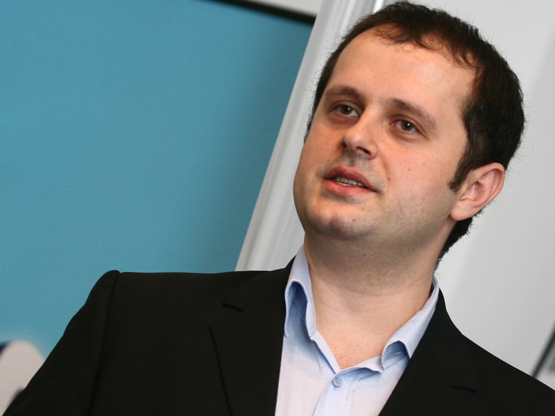 ALIN BRENDEA, DIRECTOR  PRIME TRANSACTION: „SCADEREA RANDAMENTELOR DIN SISTEMUL BANCAR I-A DETERMINAT PE TOT MAI MULTI ROMANI SA ISI INDREPTE ATENTIA CATRE BURSA DE VALORI. AVAND IN VEDERE EVOLUTIA BURSEI DIN ACEST AN, CRED CA PERIOADA URMATOARE ESTE PROPICE PENTRU NOI LISTARI“. 2005 a fost unul dintre anii care au atras cei mai multi mici investitori pe piata bursiera. Chiar daca plaja de actiuni nu a crescut mult nici in timpul boomului economic, banii micilor investitori pe bursa au fost importanti in rulajul ultimilor ani. 