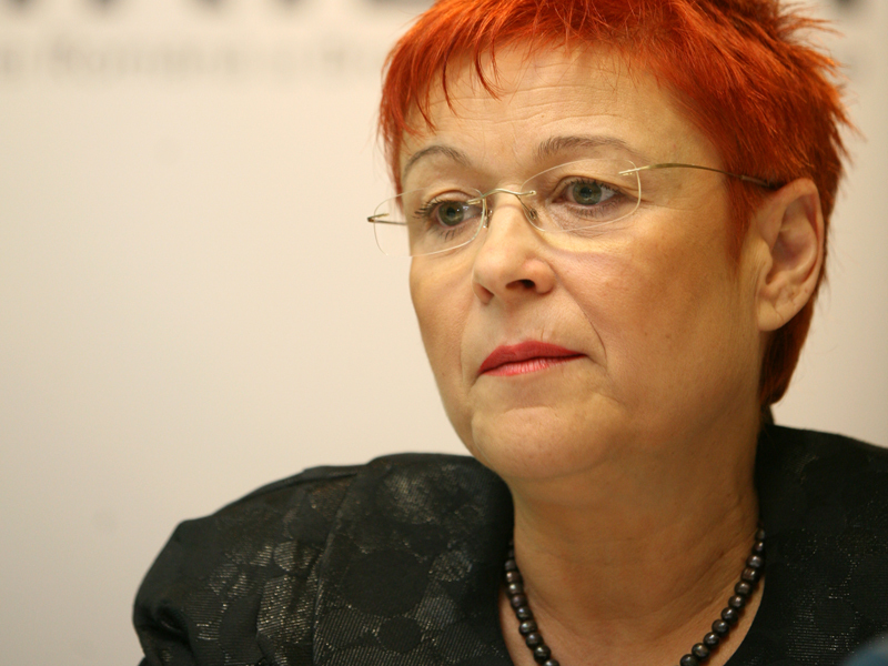 ANCA BIDIAN, VICEPRESEDINTE KIWI FINANCE: „NICIO BANCA NU VA FINANTA COLACUL DE SALVARE IN MIJLOCUL FURTUNII PENTRU  CINEVA CARE NU STIE SA INOATE“. Anca Bidian, vicepresedinte al Kiwi Finance, liderul pietei de brokeraj bancar, remarcand ca, in primul trimestru din 2009, cea mai mare parte a cererilor de finantare venea din nevoia de salvare a firmelor, dar fara o strategie si o calibrare a modelului de business in acord cu conditiile pietei.