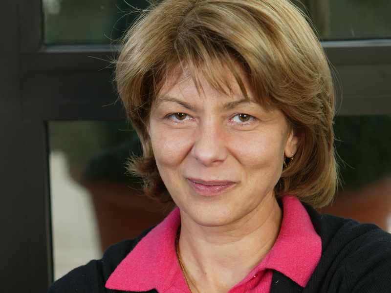 ANCA IOAN, FOST CEO TIRIAC HOLDINGS: „CONSULTANTA STRATEGICA ESTE O TRAMBULINA PENTRU POZITIA DE CEO. ASCENSIUNEA ESTE MAI RAPIDA DECAT AVANSAREA IN INTERIORUL UNEI COMPANII. IAR PENTRU MINE A FOST SIMPLU: DACA VOIAM SA LUCREZ TOT IN CONSULTANTA, NU AVEA ROST SA PLEC DE LA ROLAND BERGER; DECAT SA PLEC LA O ALTA FIRMA DIN DOMENIU, MAI BINE M-AS FI DUS LA COAFOR SA MA TUND ALTFEL“. Plecarea Ancai Ioan de la conducerea companiei de consultanta Roland Berger la conducerea afacerilor lui Ion Tiriac a fost pretextul pentru un coverstory, „Fabrica de CEO“, care parcurgea cariera fostilor consultanti de la Roland Berger care au plecat pe functii de conducere in companii - Valentin Radu. Dragos Rosca, Mihnea Mocanu sau Horia Galateanu.