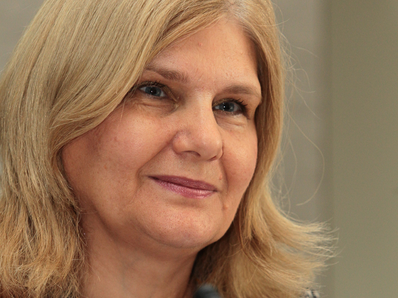 ANCA VLAD, PREȘEDINTE FILDAS: „FUNCTIA PRINCIPALA A UNUI GUVERN ESTE SOCIALA. ECONOMIA POATE SA MEARGA SI DE LA SINE, DAR CATEGORIILE DEFAVORIZATE NU SE DESCURCA SINGURE“. Anca Vlad, proprietarul distribuitorului de medicamente Fildas si al retelei de farmacii Catena, critica astfel lipsa de grija a statului fata de pacienti, dupa ce, printr-o decizie a Guvernului, termenele de plata pentru medicamentele cu prescriptie s-au prelungit la 180 de zile din cauza restrictiilor bugetare.