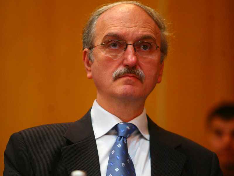 AURELIAN DOCHIA, ANALIST: „DACA UN ANALIST PREZICE LA FEL CA ALTI TREI SUTE O CRESTERE SI TOTI SE INSALA, NU II BLAMEAZA NIMENI“. Foarte putini analisti, in special dintre cei romani, au avansat in 2008 estimari privind venirea crizei economice si chiar in 2009, cand semnalele erau evidente, cei mai multi analisti spuneau ca Romania nu va fi afectata. Mai tarziu, cei mai multi analisti s-au dezvinovatit spunand ca politica grupurilor pentru care lucrau nu i-a lasat sa emita semnale negative.