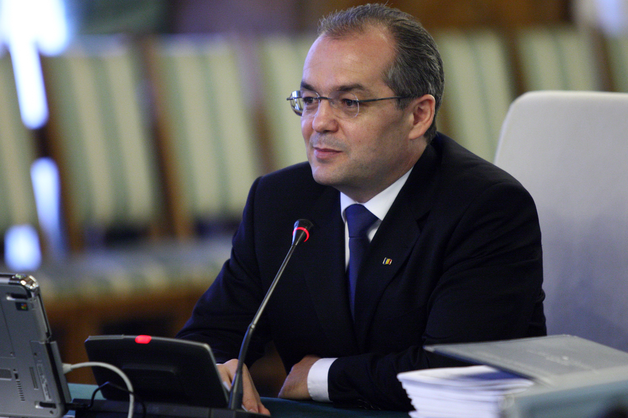 Emil Boc catre sindicalisti: Salariul minim la anul va fi ceva mai mare decat 600 de lei