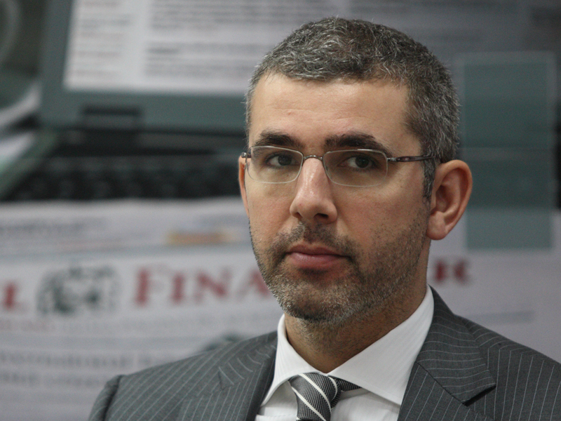 BOGDAN GEORGESCU, CEO COLLIERS: „ZIUA IN CARE A TREBUIT SA IMI PRIVESC COLEGII IN OCHI SI SA LE SPUN CA NU MAI AU  UN LOC DE MUNCA A FOST CEA MAI GREA ZI DIN VIATA MEA“. La un an de la caderea Lehman Brothers, BUSINESS Magazin a solicitat managerilor sa scrie despre cum a fost ultimul an pentru businessul lor. Dincolo de taierile de costuri si de scaderile importante ale veniturilor, concedierea angajatilor a fost prima pe lista celor mai grele lucruri de facut. Concedierile au continuat pe parcursul lui 2009, dar si in 2010, in Romania fiind acum peste 700.000 de someri.
