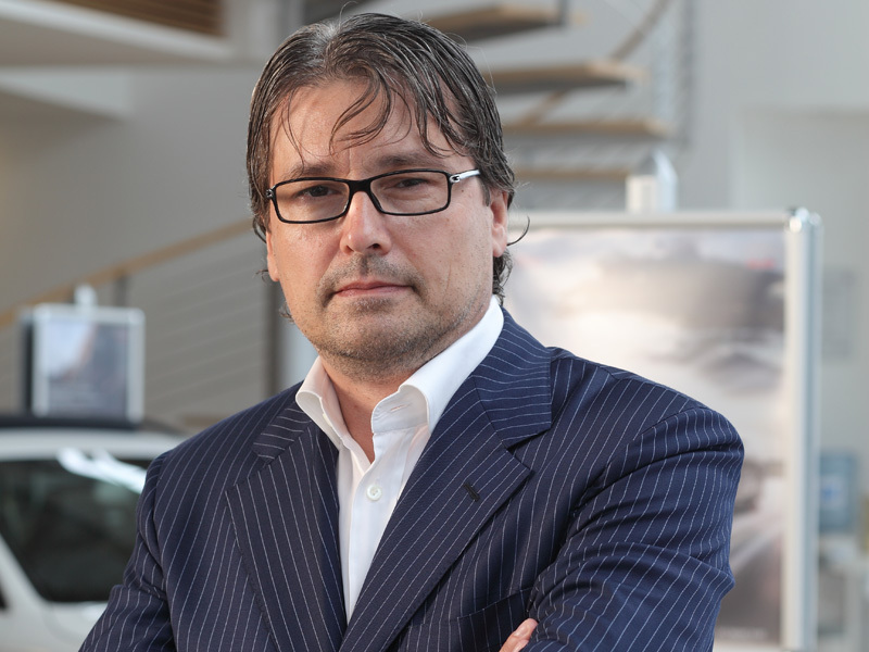 BRENT VALMAR, VICEPRESEDINTE APIA: „AM AUZIT CA TOATE MASINILE DIN STANDURILE MARCILOR EXOTICE AU FOST CONTRACTATE. ASTA NU INSEAMNA INSA CA ACESTE MASINI VOR FI SI VANDUTE“. Intr-o era in care industria auto nu intrase in perioada sa de glorie, succesul targurilor de masini se masura in venituri de cateva milioane de euro din banii expozantilor si ai celor un sfert de milion de vizitatori. Totusi, masinile de sute de mii de euro nu se vindeau atat de usor.