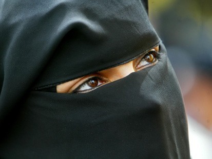 Franta arunca manusa, ori mai bine zis arunca burqa