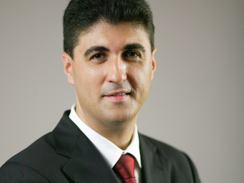 CALIN DRAGAN, CEO COCA-COLA ROMANIA: „NE DIFERENTIEM DE EUROPENII DIN VEST PRIN DISPONIBILITATEA NOASTRA DE A FACE  EFORT“. Calin Dragan a povestit pentru prima editie a „Top 100 Tineri Manageri de Top“ cum a remarcat de-a lungul timpul principalele atuuri care ii propulseaza pe romani in multinationale: creativitatea, ambitia si lucrul peste program.