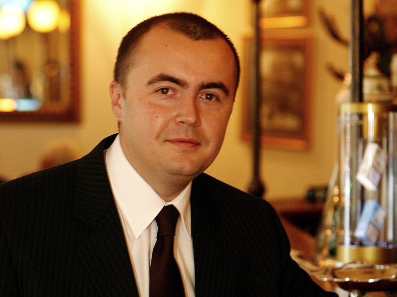 CALIN SARCHIZ, MANAGING PARTNER PEGAS CONSULTING: „90% DINTRE COMPANIILE AMERICANE NU-SI EXECUTA STRATEGIILE, LA NOI 90% NU AU O STRATEGIE“. Ca americanii nu-si executa strategiile nu pare sa fie un lucru neaparat rau. In fond, aproape toate marile companii din lume au pornit acolo si nu par sa fi fost afectate de lipsa executarii strategiei de management. Ca multi romani nu au o strategie si fac afaceri dupa ureche este totusi ceva mai grav, dar toate ideile transformate in business, cu precadere online, probabil nici n-ar fi existat astazi daca se punea de la bun inceput problema unei strategii.