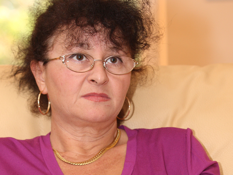 CAMELIA CHIRILA, FONDATOR CAMI COMEXIM: „DACA AR FI SA MA INTREBATI DE TREI ORI, TOT DE ATATEA ORI V-AS SPUNE CA M-AS APUCA DE AFACEREA CU GUNOIUL. DIN GUNOI SE POT SCOATE BANI“. Fondatoarea companiei de colectare a deseurilor Cami Comexim exprima astfel o opinie impartasita de toti managerii de companii cu acelasi profil intervievati de reporterii BUSINESS Magazin: e vorba nu numai de o industrie a viitorului, ci de una care ofera castiguri cat se poate de concrete si in prezent.