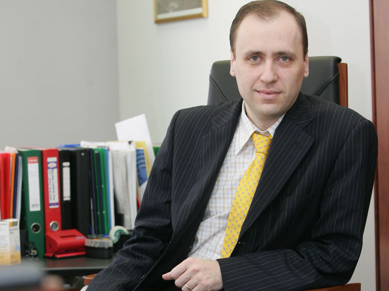 CATALIN BAICULESCU, MANAGING PARTNER MUSAT SI ASOCIATII: „AR TREBUI SA MAI LASAM DEOPARTE SERVICIILE, AU LUAT-O CU MULT INAINTEA  INDUSTRIEI“. In 2009, la fel ca in ultimii ani de crestere economica, serviciile au ajuns sa reprezinte mai mult de jumatate din PIB. Aceleasi servicii care au saltat intre 2005 si 2008 economia Romaniei i-au adus si o parte serioasa din scaderea de anul trecut si din acest an.