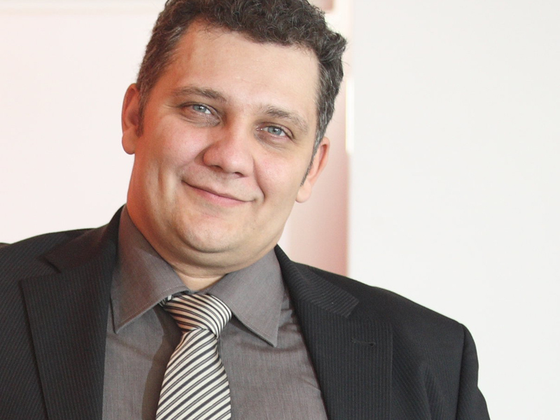 CHRISTIAN MACEDONSCHI, CEO TRUS HORECA SERVICES: „CAFENELELE VOR RAMANE CEL MAI PROFITABIL BUSINESS PE CARE IL POTI FACE IN ALIMENTATIE, DAR CALITATEA CAFELEI E CEA CARE VA CERNE CONCURENTII“. Aflate la inceput de drum in 2006, cafenelele s-au dezvoltat accentuat in anii de crestere economica, fiind un fel de barometru al dezvoltarii afacerilor. Cafeaua ramane in continuare cel mai profitabil produs din industria alimentatiei - o cafea are costuri de 0,70 de bani si se vinde cu 10 lei sau mai mult. 