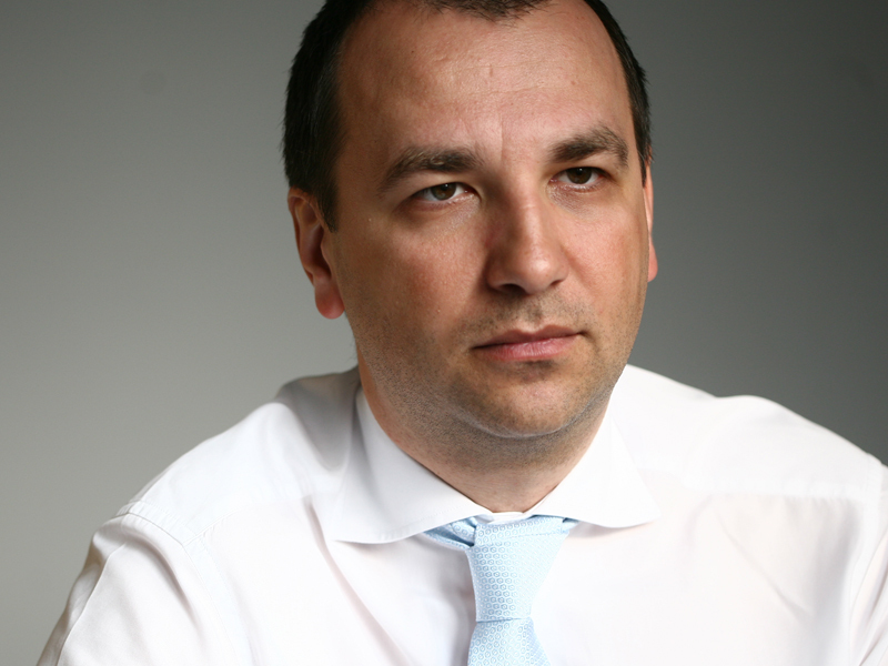 CODRUT PASCU, MANAGING PARTNER ROLAND BERGER: „LIDERII DE PIATA SE CONCENTREAZA TOT MAI MULT PE PROFITABILITATE SI MAI PUTIN PE COTA DE PIATA, DIN CARE POT ACAPARA TOT MAI MULT JUCATORII MICI“. Era o mutatie care s-a resimtit initial in lumea companiilor de asigurari, dar pastrarea echilibrului intre castiguri si dimensiuni este aplicabila oricarui domeniu de activitate.